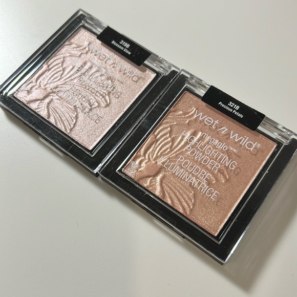 NEW Wet n Wild Powder MegaGlo Highlighters - Blossom & Golden Flower - Picture 1 of 2